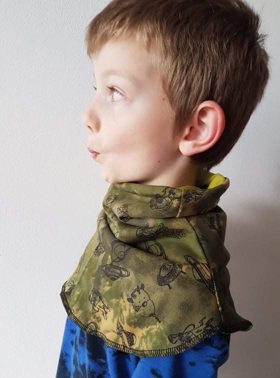 Nákrčník tvarovaný vesmírný maskáč